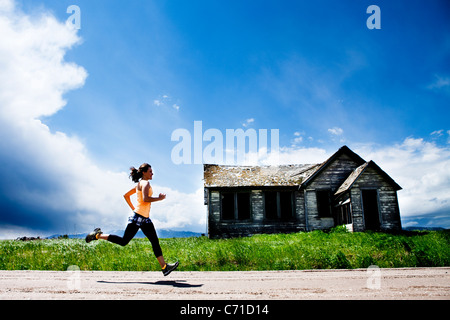 Femmina di jogging nel paese. Foto Stock