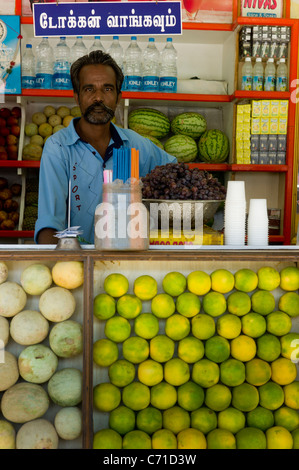 I dipendenti di un succo di frutta fresca in stallo per le strade di Madurai, Tamil Nadu, India. Foto Stock