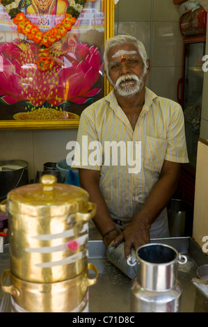 I dipendenti di un succo di frutta fresca in stallo per le strade di Madurai, Tamil Nadu, India. Foto Stock