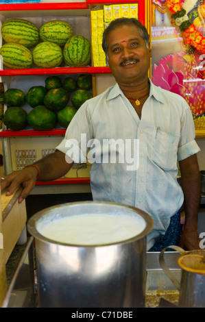 I dipendenti di un succo di frutta fresca in stallo per le strade di Madurai, Tamil Nadu, India. Foto Stock