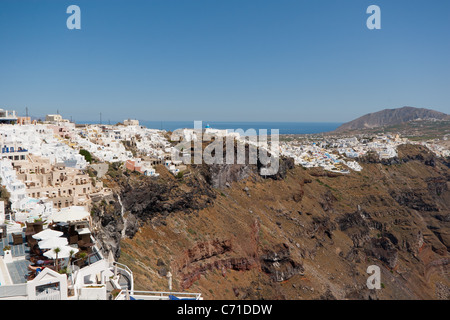 Fira, città capitale di Santorini, visto da Imerovigli Foto Stock