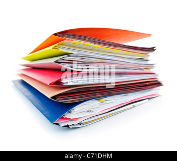Pila di colorate cartelle di file con documenti su sfondo bianco Foto Stock