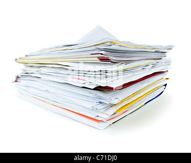 Pila di cartelle di file con documenti su sfondo bianco Foto Stock