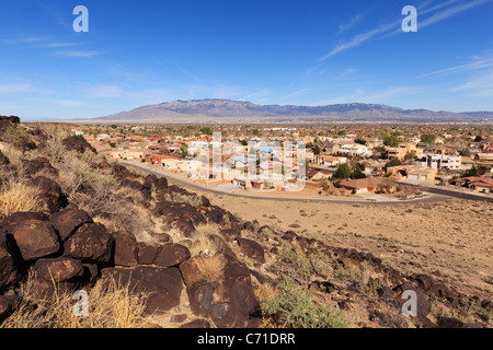 Vista da Petroglyph National Monument oltre Albuquerque verso Sandia Peak. Nuovo Messico, Stati Uniti d'America. Foto Stock