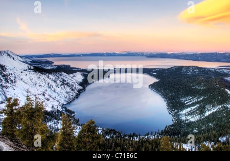 Foglia caduta il lago e il Lago Tahoe al tramonto in inverno, California. Foto Stock
