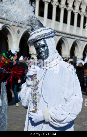 Partecipante in costume di Carnivale a Venezia in Italia. Foto Stock