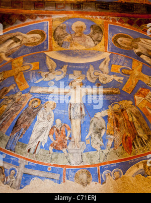 Cristo crocifisso su un soffitto a cupola. Un danneggiamento del dipinto della crocifissione di Cristo sulla metà anteriore cupola di una chiesa di Goreme Foto Stock