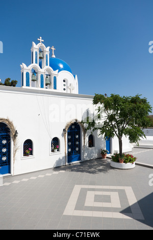 Blu Bianco a cupola murato chiesa greca nel villaggio di Akrotiri, Santorini, Grecia Foto Stock