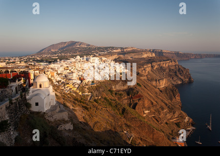 Santorini città capitale Fira visto da di Firostefani nel nord Santorini, tardo pomeriggio Foto Stock