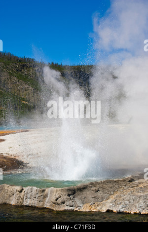 Piccoli Geyser che erutta in sabbia nera bacino nel Parco Nazionale di Yellowstone in Wyoming. Foto Stock