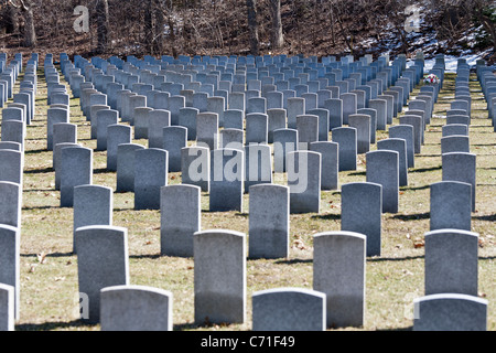 I triangoli ruvida di militari canadesi lapidi. In Bayview cimitero militare della sezione di granito grigio lapidi contrassegnare le tombe Foto Stock