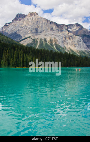 Il lago di smeraldo nel Parco Nazionale di Yoho, British Columbia, Canada. Foto Stock