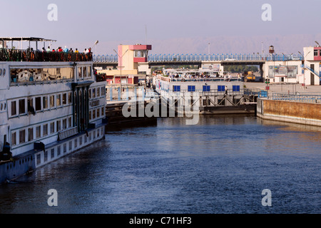 Il fiume Nilo Navi da Crociera coda per passare attraverso le nuove serrature a Esna Foto Stock