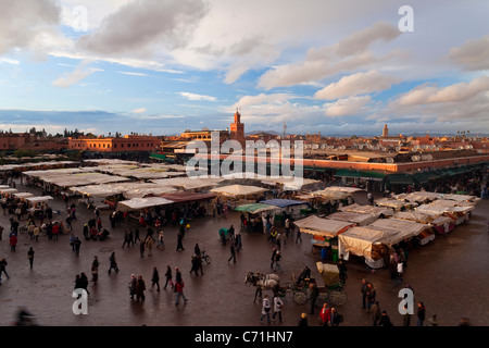 Vista in elevazione sopra la Djemaa el Fna a Marrakech (Marrakech), Marocco, Africa Settentrionale, Africa Foto Stock