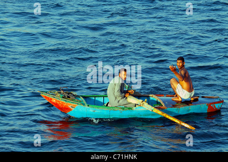 Due maschi egiziano in una barca a remi Foto Stock