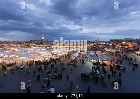 Vista in elevazione sopra la Djemaa el Fna a Marrakech (Marrakech), Marocco, Africa Settentrionale, Africa Foto Stock