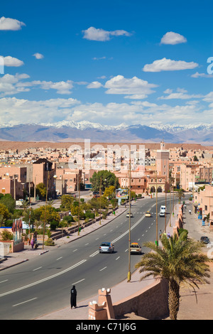Atlante e la città di Quarzazate, Marocco, Africa nord-occidentale Foto Stock