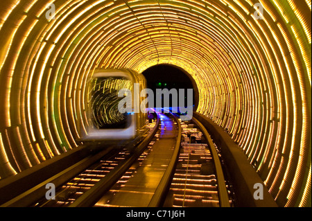 Treno in avvicinamento in luminose tunnel sotto il fiume Huangpu Foto Stock