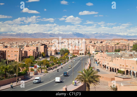 Atlante e la città di Ouarzazate, Marocco, Africa nord-occidentale Foto Stock