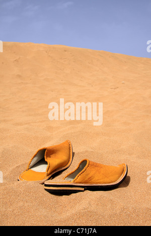 Marocchino tradizionale pantofole-scarpe (babouches) di sabbia su una spiaggia marocchino, Marocco, Africa del Nord Foto Stock