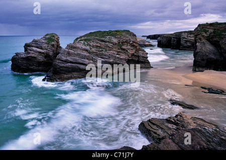 Spagna Galizia: vista costiera presso la spiaggia Praia come Catedrais Foto Stock