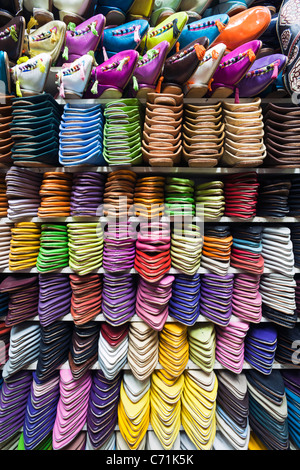 In morbida pelle pantofole marocchino nel Souk, Medina, Marrakech, Marocco, Africa del Nord Foto Stock