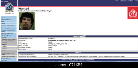 Screen shot del sito web di Interpol chiamando per l'arresto del fuggitivo ex leader libico Muammar Gheddafi Foto Stock