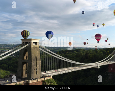 Dh Bristol Balloon Fiesta CLIFTON Bristol Balloon Festival mongolfiere volo sopra il ponte sospeso di Clifton Foto Stock