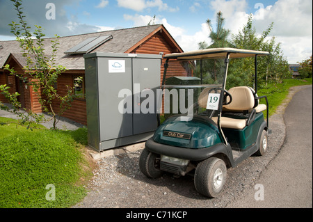 Il veicolo elettrico stazione di carica al Bluestone National Park resort Holiday Vacation center, pembrokeshire west wales uk Foto Stock