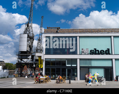 il museo del molo dh M shed ATTRACCA LE persone DI BRISTOL che si rilassano all'aperto cafe harborside al fresco mangiare Foto Stock