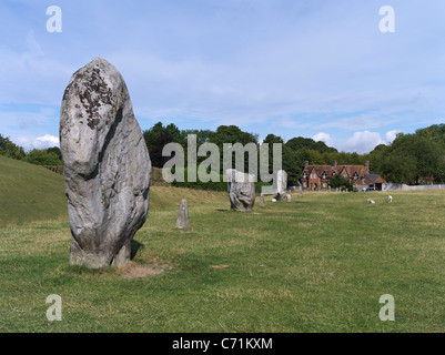 Dh Avebury Stone Circle AVEBURY WILTSHIRE permanente megalitico cerchio di pietra e casa di villaggio Foto Stock