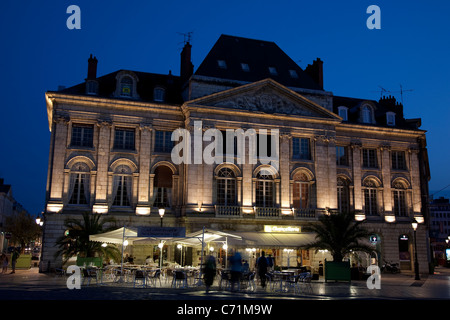 Chancellerie Ristorante e Bar illuminato di notte, Piazza Martroi, Orleans, Francia Foto Stock