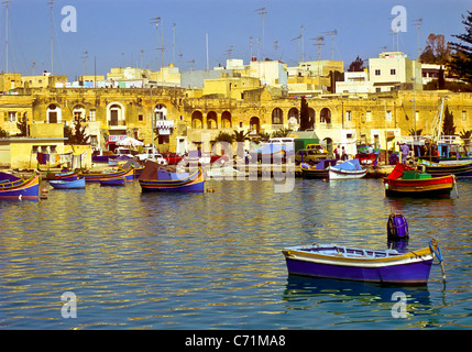 Barche da pesca nella Baia di Marsaxlokk, Malta Foto Stock