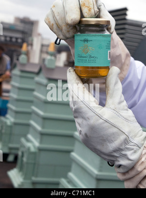 Alveari sul tetto di Fortnum & Mason, Londra - vaso di memorizzare la propria etichetta miele Foto Stock