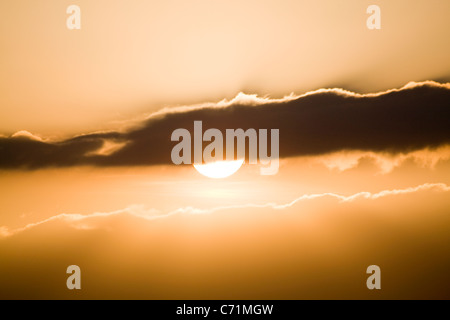 Tramonto dietro grandi Cloud Foto Stock