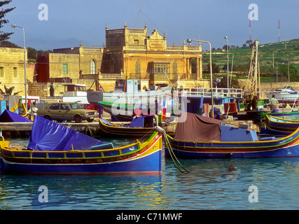 Barche da pesca nella Baia di Marsaxlokk, Malta Foto Stock