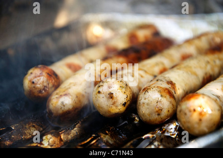 Tipico tedesco frittura essendo le salsicce alla griglia su un grill Foto Stock