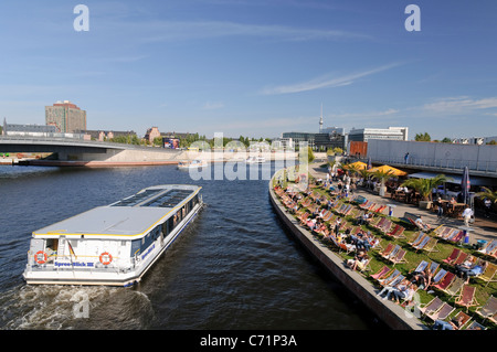 Bar in spiaggia sul fiume Spree, lifestyle, Regierungsviertel distretto governativo di Berlino, Germania, Europa Foto Stock