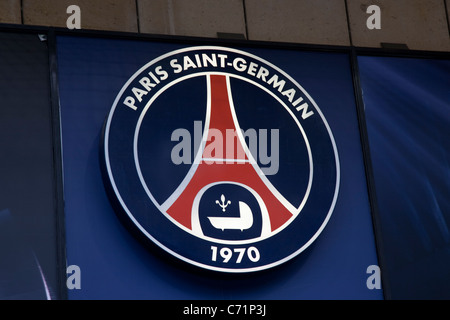 Paris Saint Germain Football Club Logo su Avenue Champs Elysees negozio di fronte, Parigi, Francia Foto Stock