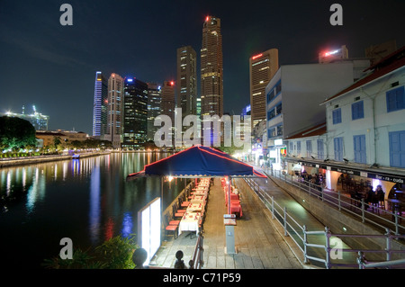 Ristoranti a Boat Quay di notte, grattacieli del quartiere finanziario, Singapore, Sud-est asiatico, in Asia Foto Stock