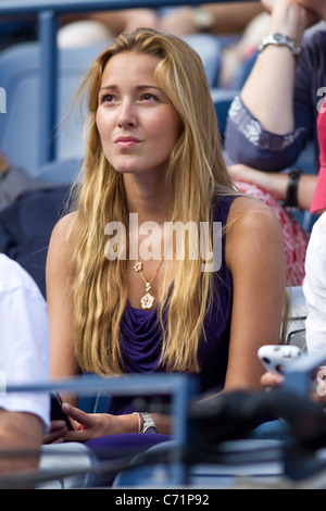 Jelena Ristic fidanzata di Novak Djokovic di Serbia orologi Djokovic giocare al 2011 US Open di Tennis. Foto Stock
