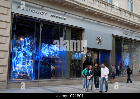 Peugeot Store, ai Campi Elisi, Parigi, Francia Foto Stock