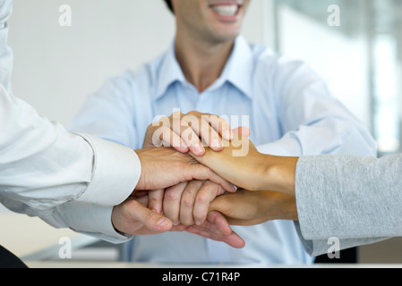 La gente di affari mani di impilamento Foto Stock