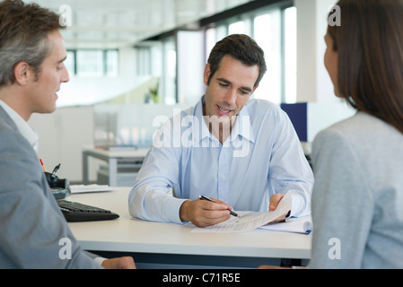 Imprenditore documento spiegando ai clienti Foto Stock