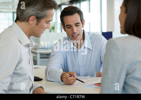 Imprenditore sale riunioni con i clienti Foto Stock