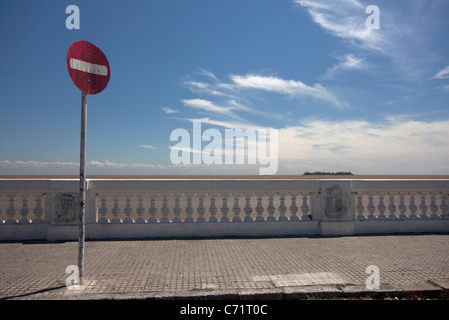 Non immettere segno contro il cielo blu Foto Stock