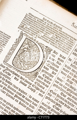 Fancy D lettera dal XVII secolo olandese la bibbia Foto Stock