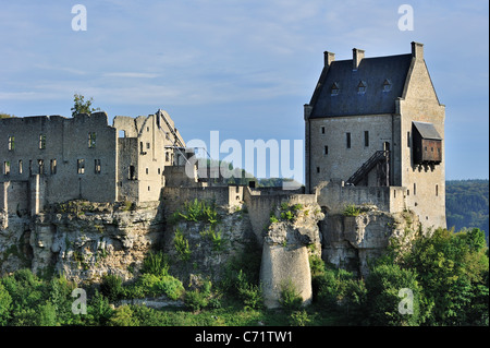 Resti della medievale Larochette castello che sovrasta la città, Lussemburgo Foto Stock