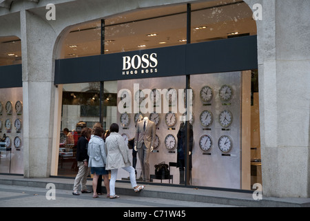 Hugo Boss Shop on Champs-Elysees, Parigi, Francia Foto Stock
