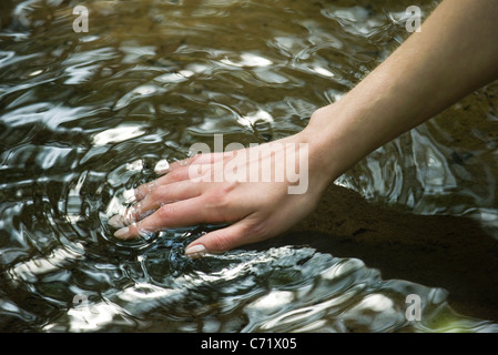 Donna di sensazione di mano acqua Foto Stock